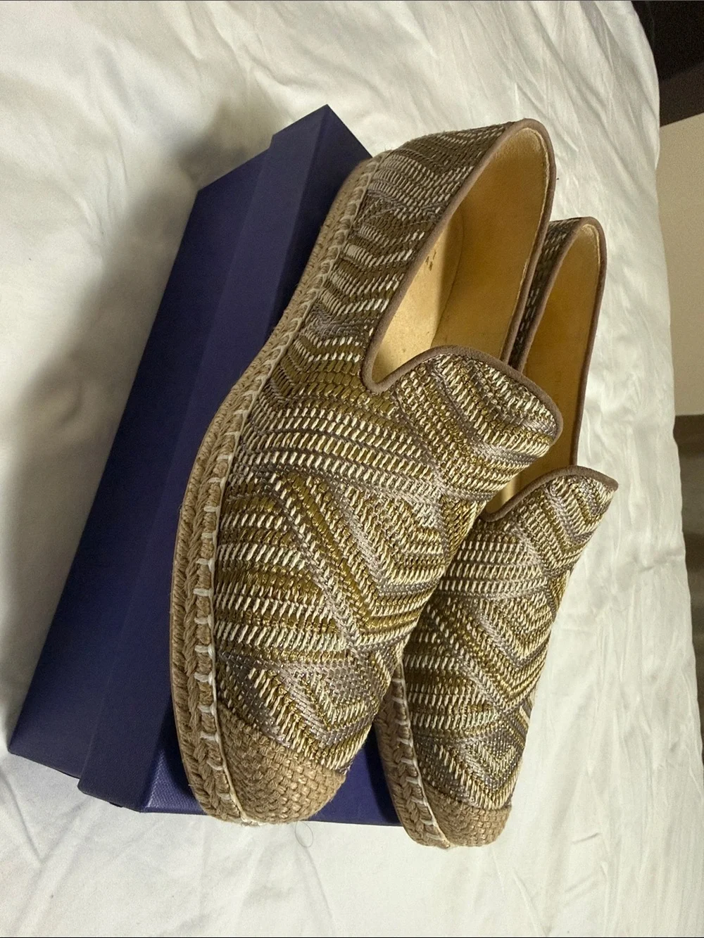 Stuart Weitzman Braided Woven Slip-On Loafers in Tan and Gold. Size 9,5